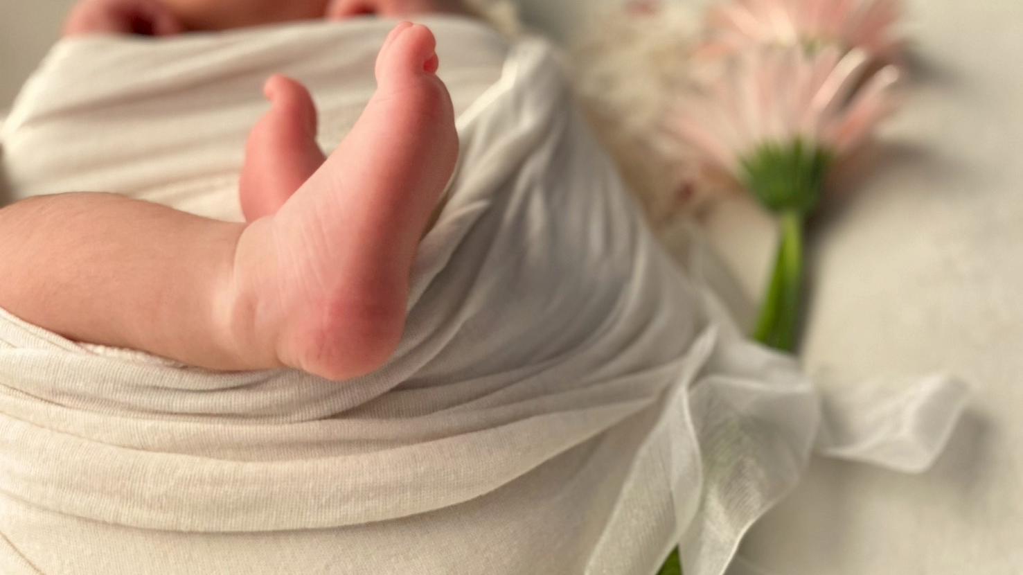 【鹿児島パパ体験談】霧島市で撮影したニューボーンフォトの足の写真