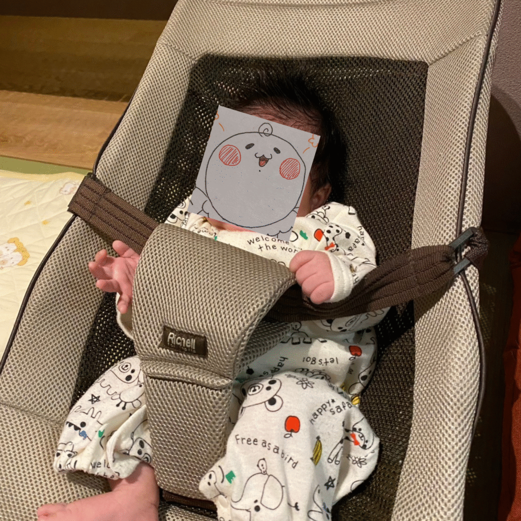 我が家のベビー用品：バウンサーで揺れている娘の様子
