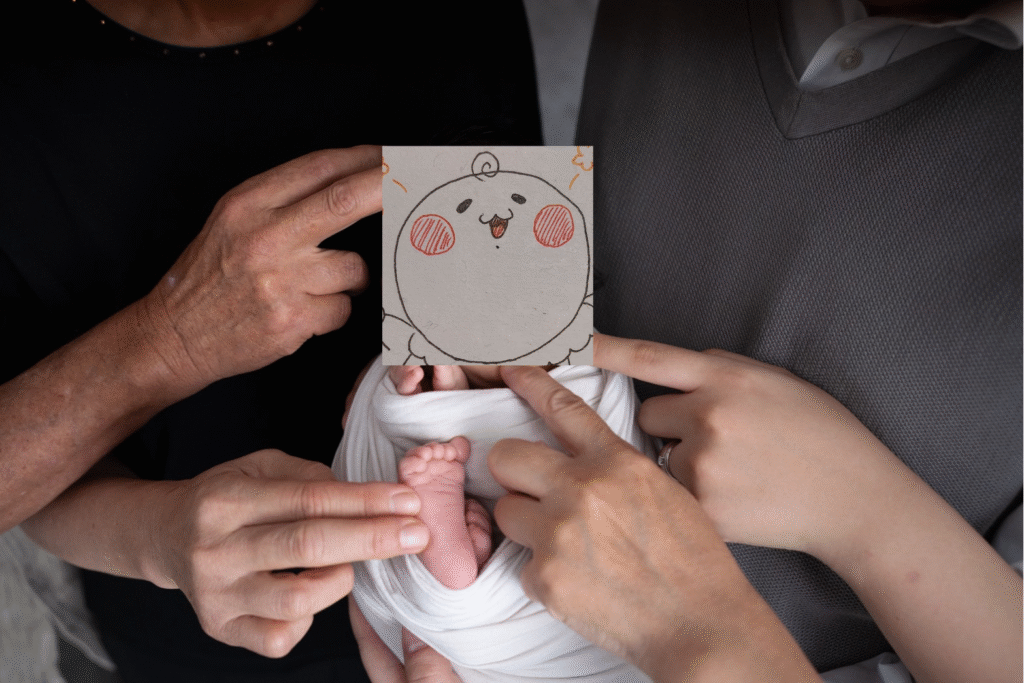 義実家との良好な関係。孫を囲む祖父母とパパ、ママの家族写真。