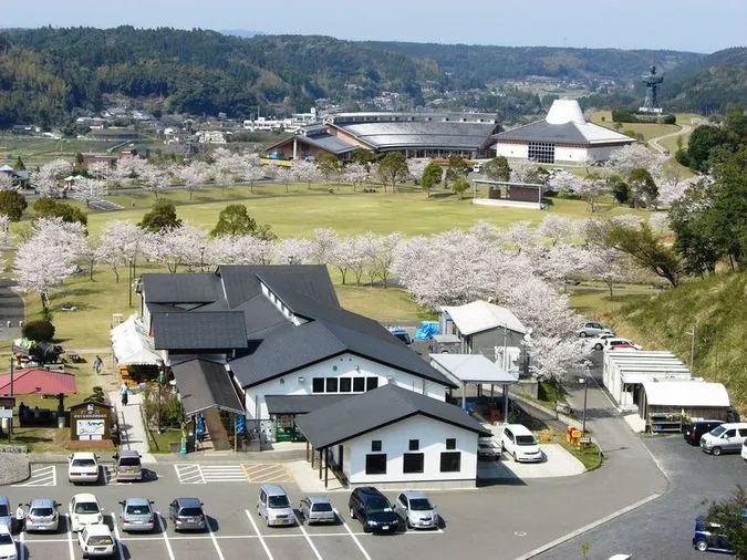 道の駅 弥五郎伝説の里の看板と物産品