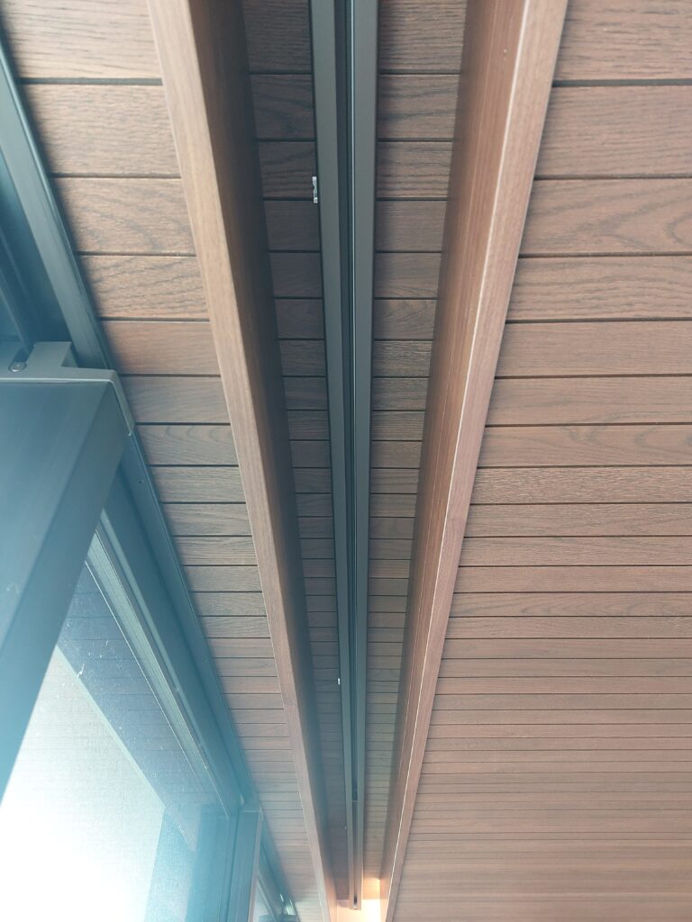 木目導線が途切れないようにこだわった埋め込み式のカーテンレール