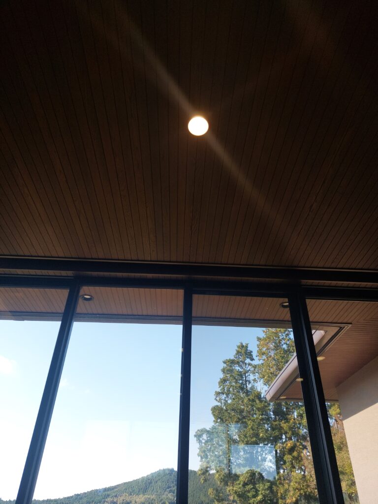 住友林業のこだわり：室内天井と軒天の木目が繋がる美しい導線