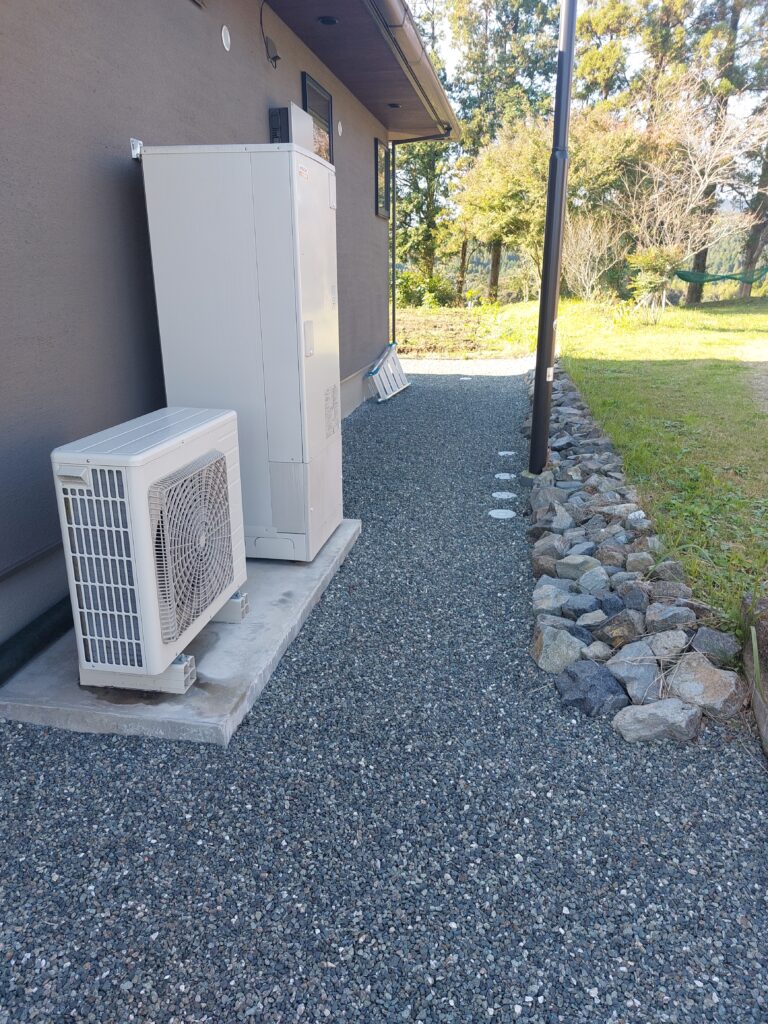 外構費用削減のため砂利敷きと防草シート敷きをDIYした作業中の写真