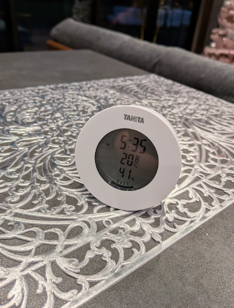 SIDS対策に欠かせない温湿度管理用の携帯型湿度室温計。寝室の室温・湿度をプロの視点でチェック。