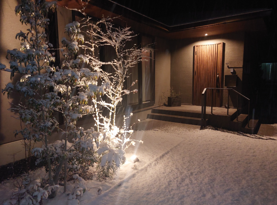 標高300メートルで冬になると雪が積もる鹿児島県霧島市の住友林業ハウスの玄関