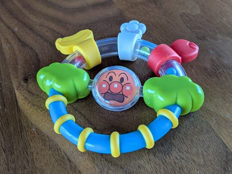 握りやすさと安全性を重視したアンパンマンのはがためラトル