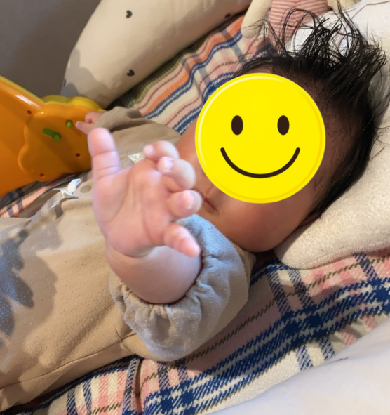 生後3ヶ月頃に見られるハンドリガード(自分の手を見つめる動作)の様子