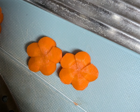 お食い初めの煮しめ用にパパが挑戦した人参の飾り切り