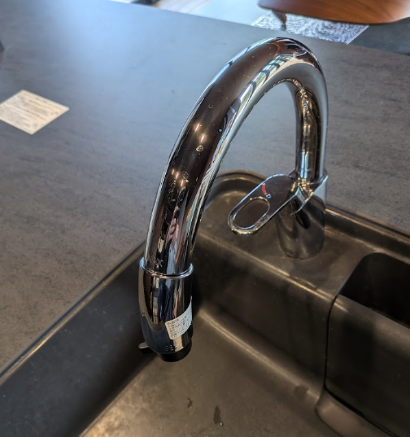 住友林業のキッチン 標準仕様の手動水栓と海外製食洗機