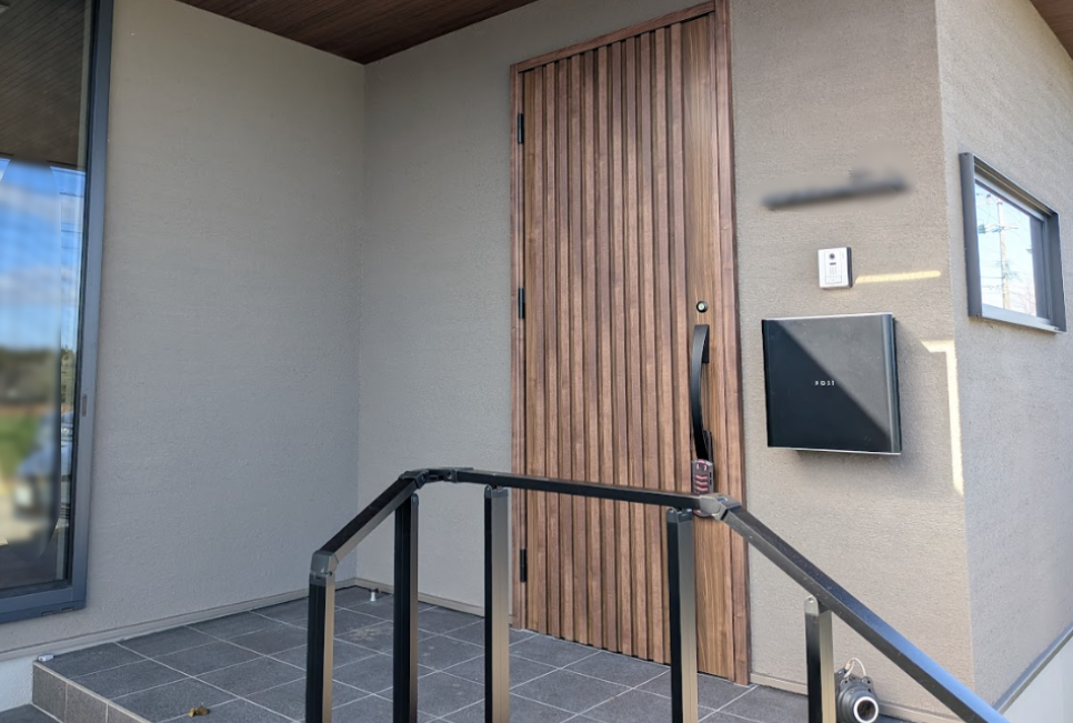 標準仕様の鍵を採用した住友林業の玄関ドアとこだわりの外壁