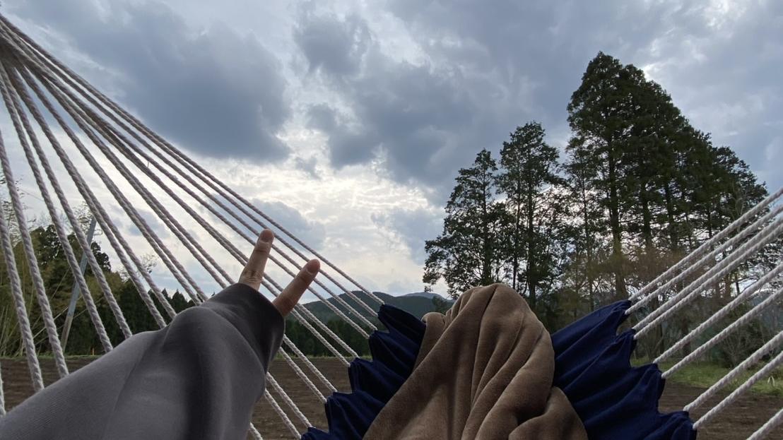 我が家のテラスからの風景とハンモックでくつろぐ様子