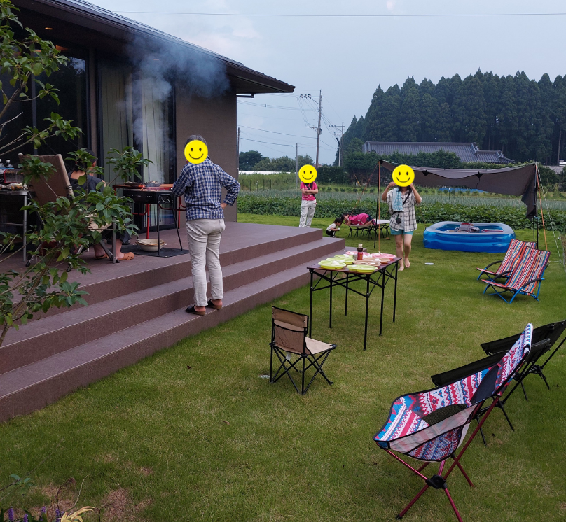 採用したタイルデッキでバーベキューをしている様子