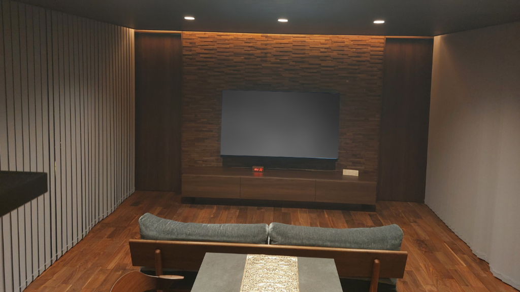 住友林業の無垢床とハイドアを採用したリビングの実例