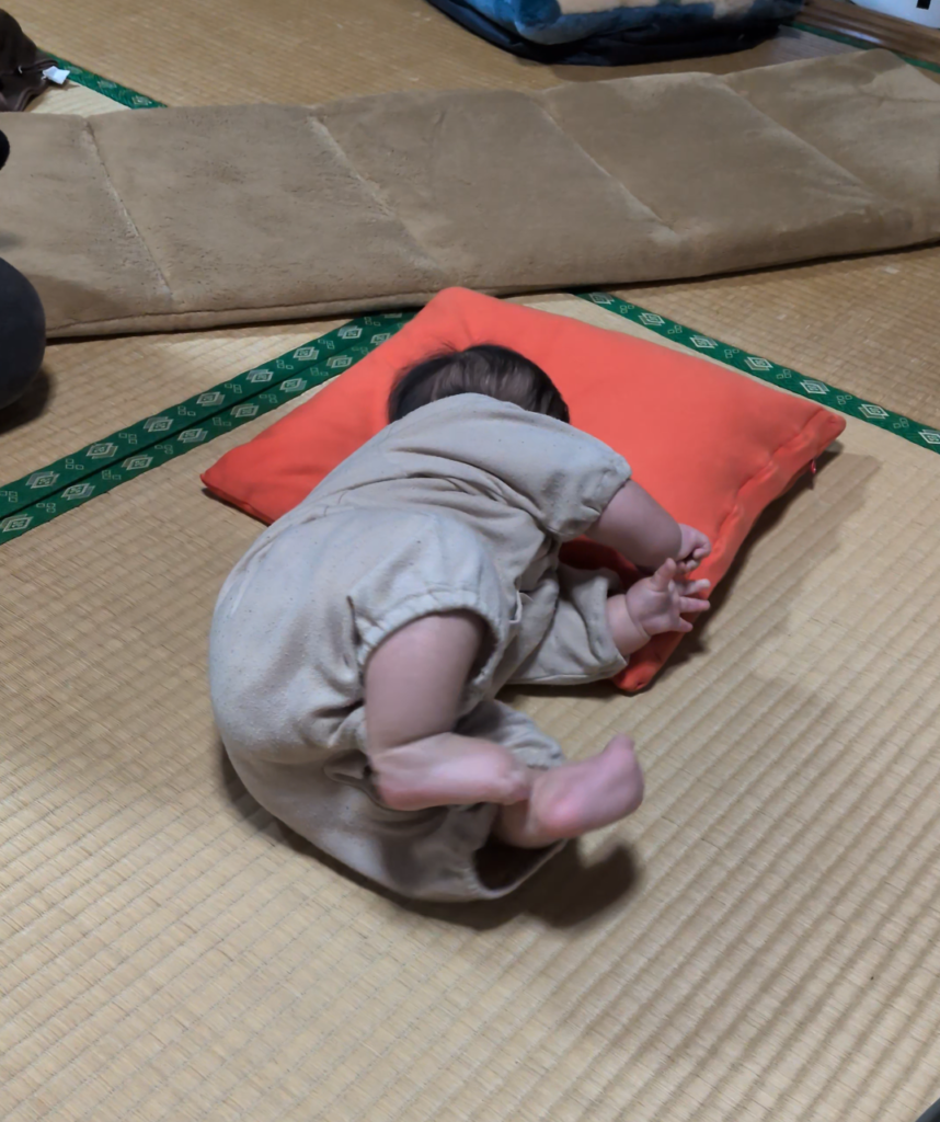 実家でまったり過ごす我が子。絶賛寝返り練習中の様子