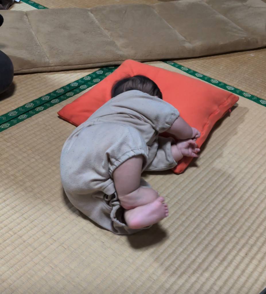 熱心に寝返り練習をしていた3ヶ月頃の様子