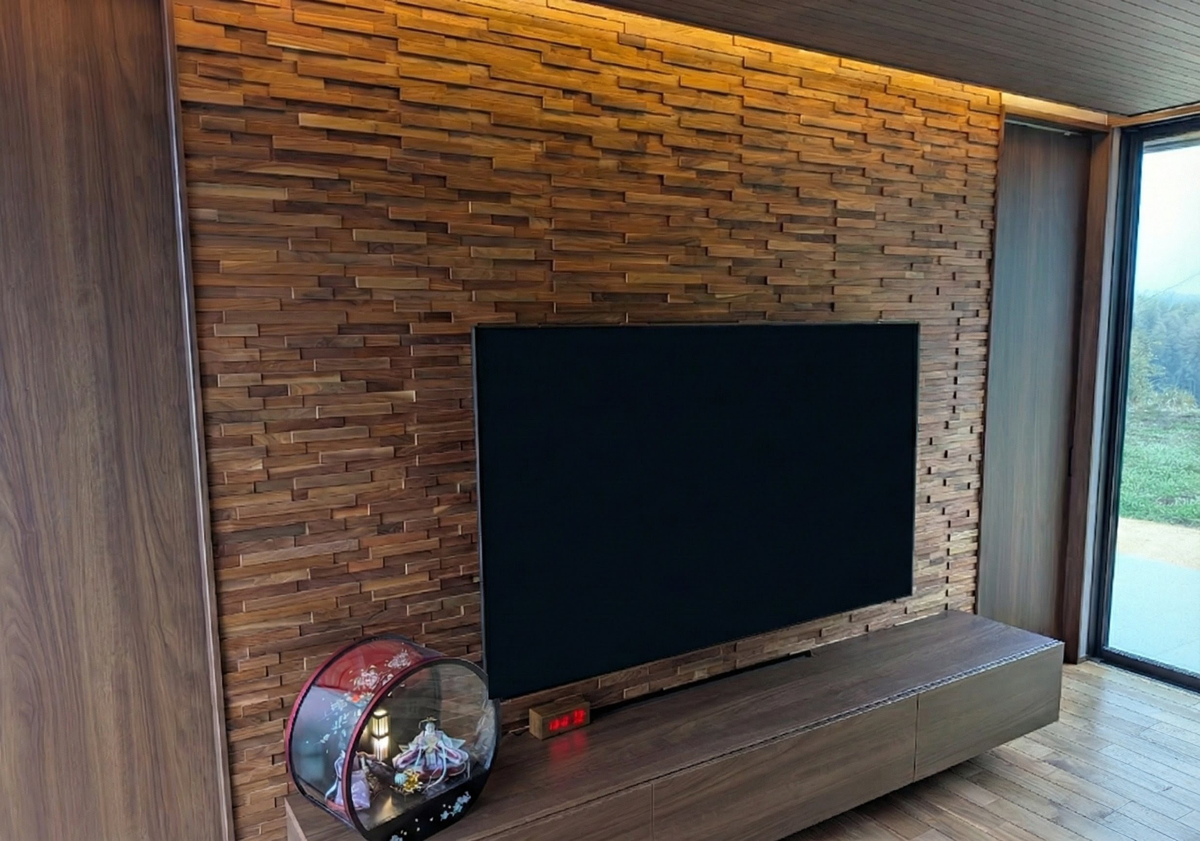 「間接照明でライトアップされたウッドタイルの引きの写真」