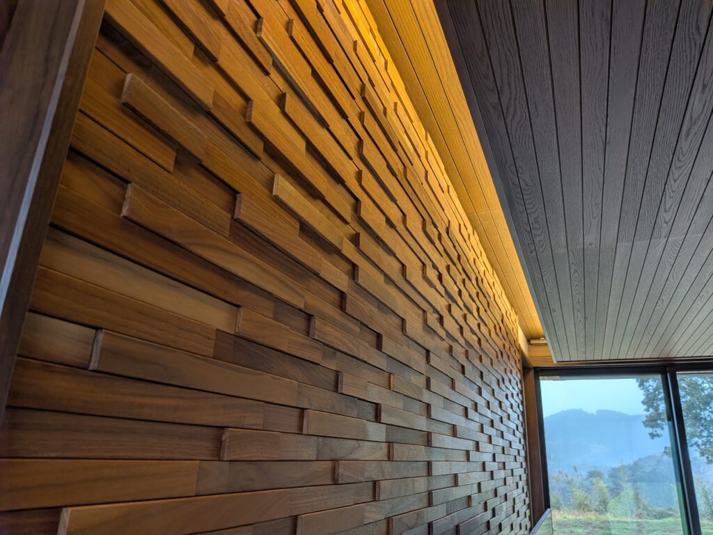 し4(間接照明)
内容: 夜、天井のボックスからの間接照明がウッドタイルを照らしている、バーのようなエモい写真