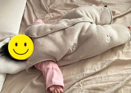 9時間睡眠後に起床してきゃっきゃと笑っている娘の写真