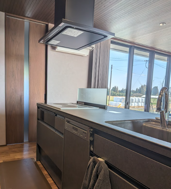 LIXILのアイルランドキッチン。物を置くクセがなくなり綺麗を保てている様子