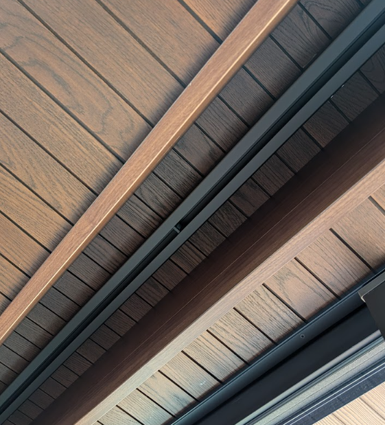 カーテンボックスの中も天井材と同じものにしてもらったこだわりの様子