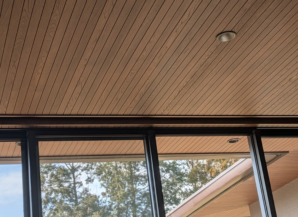 突板パネリングとリブ木目の天井と軒天の最高の組み合わせの様子