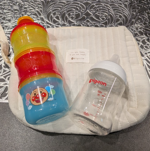 ポートとミルクケースと哺乳瓶の写真