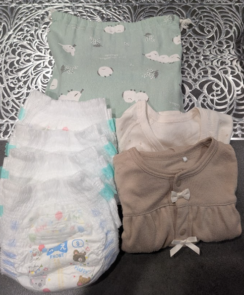 巾着袋におむつと着替えとおしりふきが入れてある様子