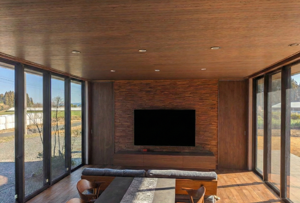 LDK全体の写真。木目天井の様子