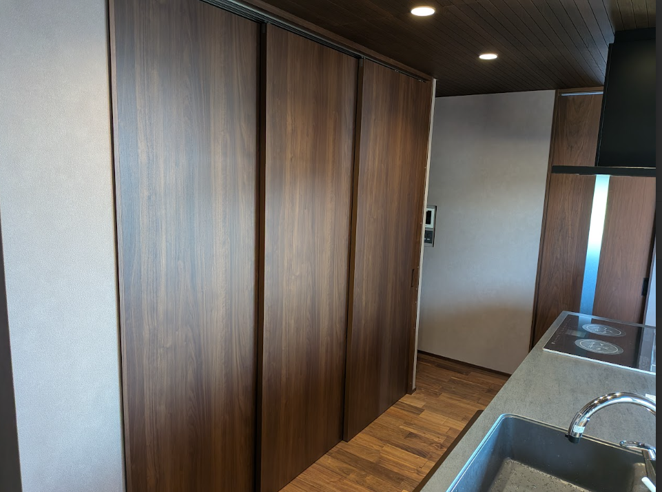 生活感をすべて隠せるキッチンの3枚扉収納