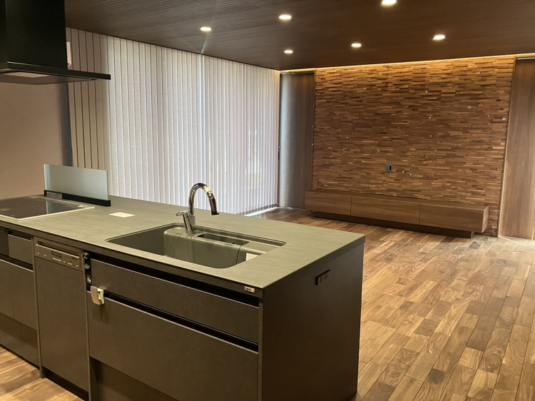 ウッドタイルとチェスターフィットの写真