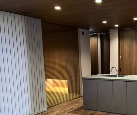 格子戸をやめてプリーツスクリーンを採用した和室とLDKの仕切りの様子