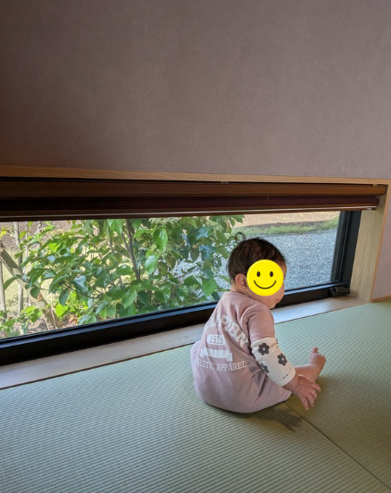 若草色の畳とこだわりの地窓の写真